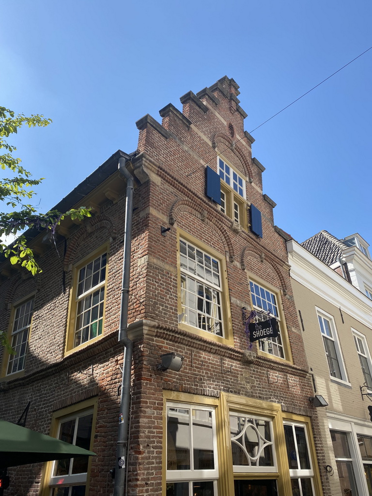 Facade of the building `Het Misverstant` at the crossing of the Snellestraat and Begijnstraatje streets, during the Stegenwandeling walking tour