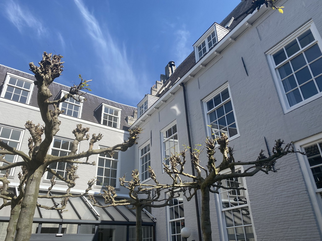 Inner square of the Hof van Zevenbergen building, during the Stegenwandeling walking tour