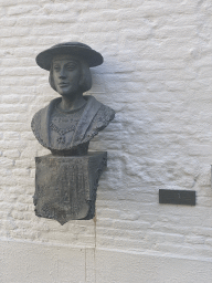 Bust of Charles V at the inner square of the Hof van Zevenbergen building, with explanation, during the Stegenwandeling walking tour