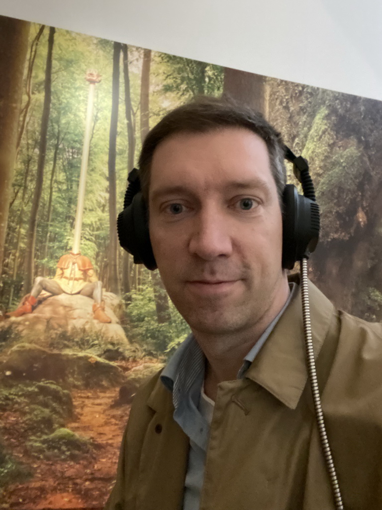 Tim with a photograph of Langnek at the Six Servants attraction at the Efteling theme park, at the Efteling exhibition at the Noordbrabants Museum