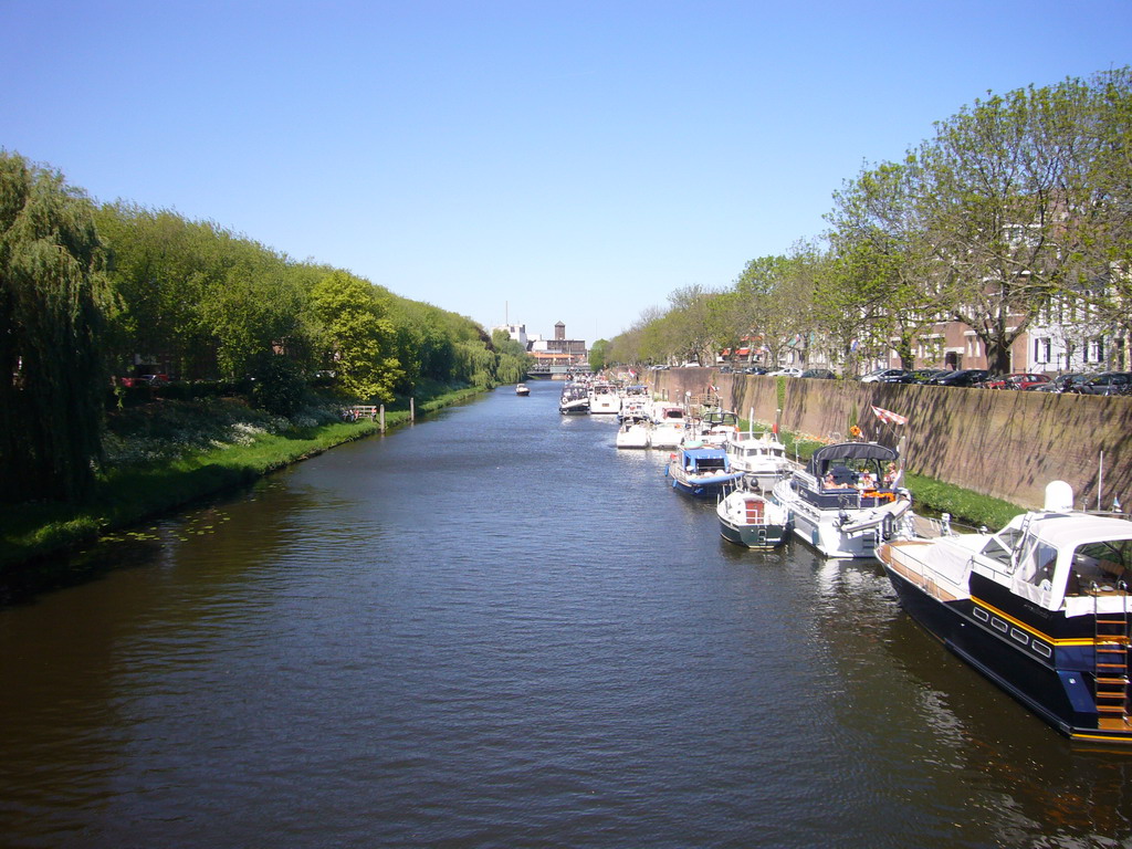 The dommel river with the Havensingel and Buitenhaven streets, viewed from the Visstraat bridge