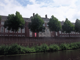 Building at the Spinhuiswal street and the city wall, viewed from the tour boat on the Singelgracht canal