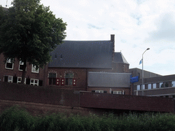 The Refugiehuis building at the Spinhuiswal street and the city wall, viewed from the tour boat on the Singelgracht canal