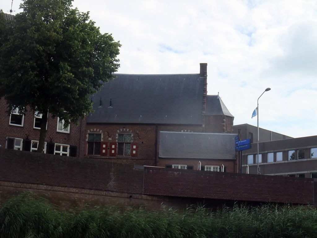 The Refugiehuis building at the Spinhuiswal street and the city wall, viewed from the tour boat on the Singelgracht canal