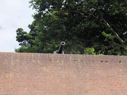 Cannon and city wall at the Bastion Oranje, viewed from the tour boat on the Singelgracht canal