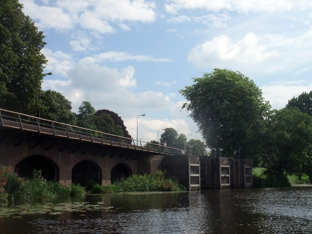 The Groote Hekel sluice and the Singelgracht canal, viewed from the tour boat