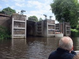 The Groote Hekel sluice and the Singelgracht canal, viewed from the tour boat