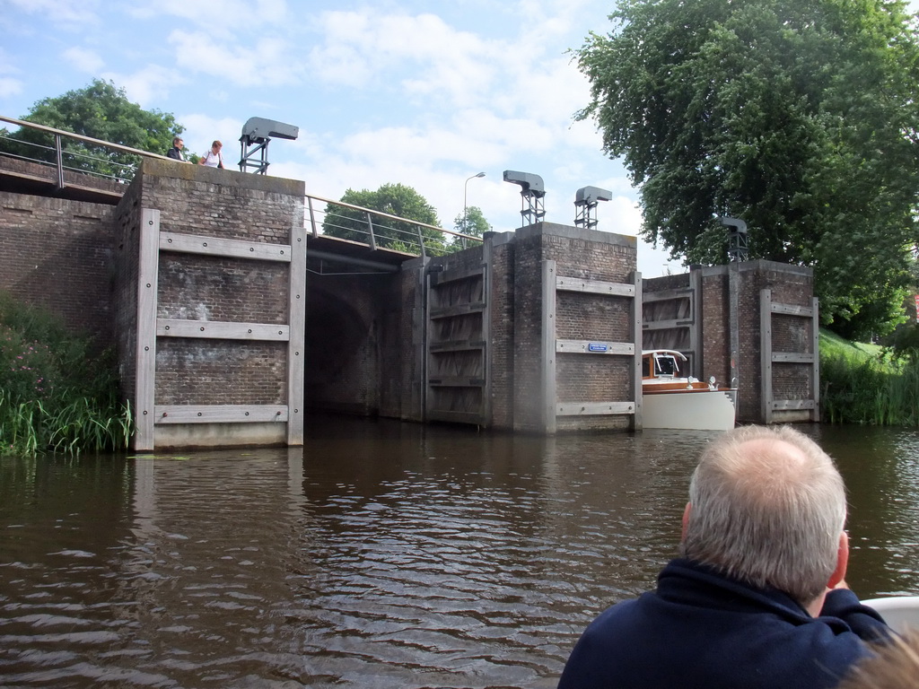 The Groote Hekel sluice and the Singelgracht canal, viewed from the tour boat