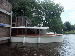 Boat passing through the Groote Hekel sluice to the Singelgracht canal, viewed from the tour boat