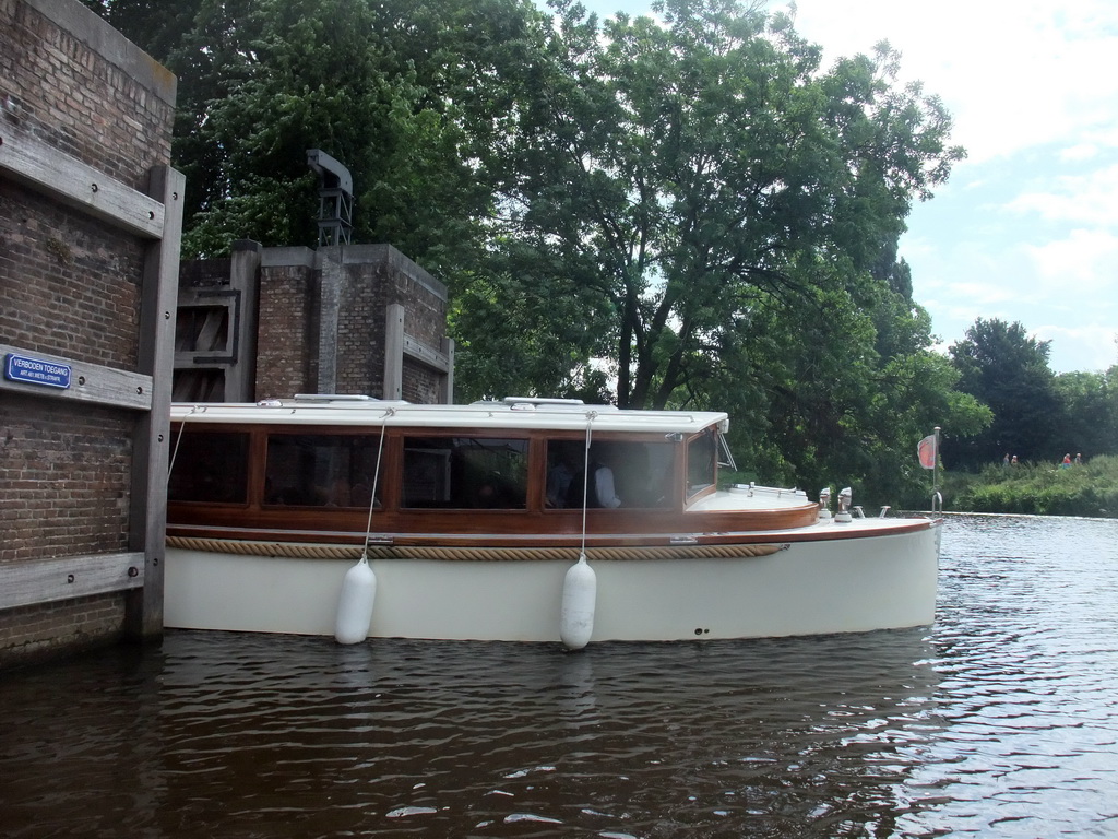 Boat passing through the Groote Hekel sluice to the Singelgracht canal, viewed from the tour boat