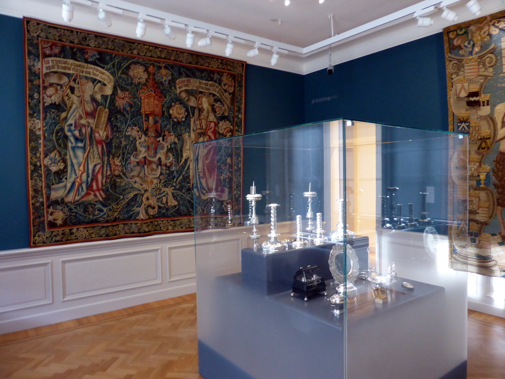 Silverware and tapestries at the 1600-1800 exhibition at the Noordbrabants Museum