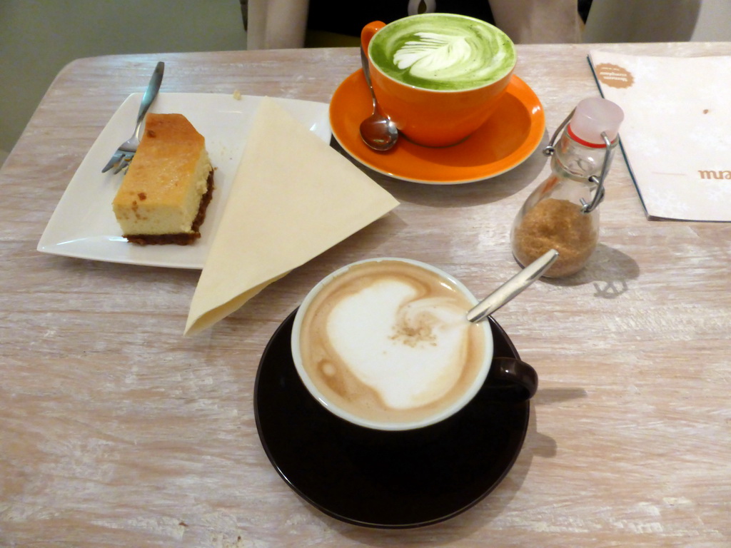 Coffee, tea and cake at the Crème Coffee and Pastry coffee house at the Snellestraat street