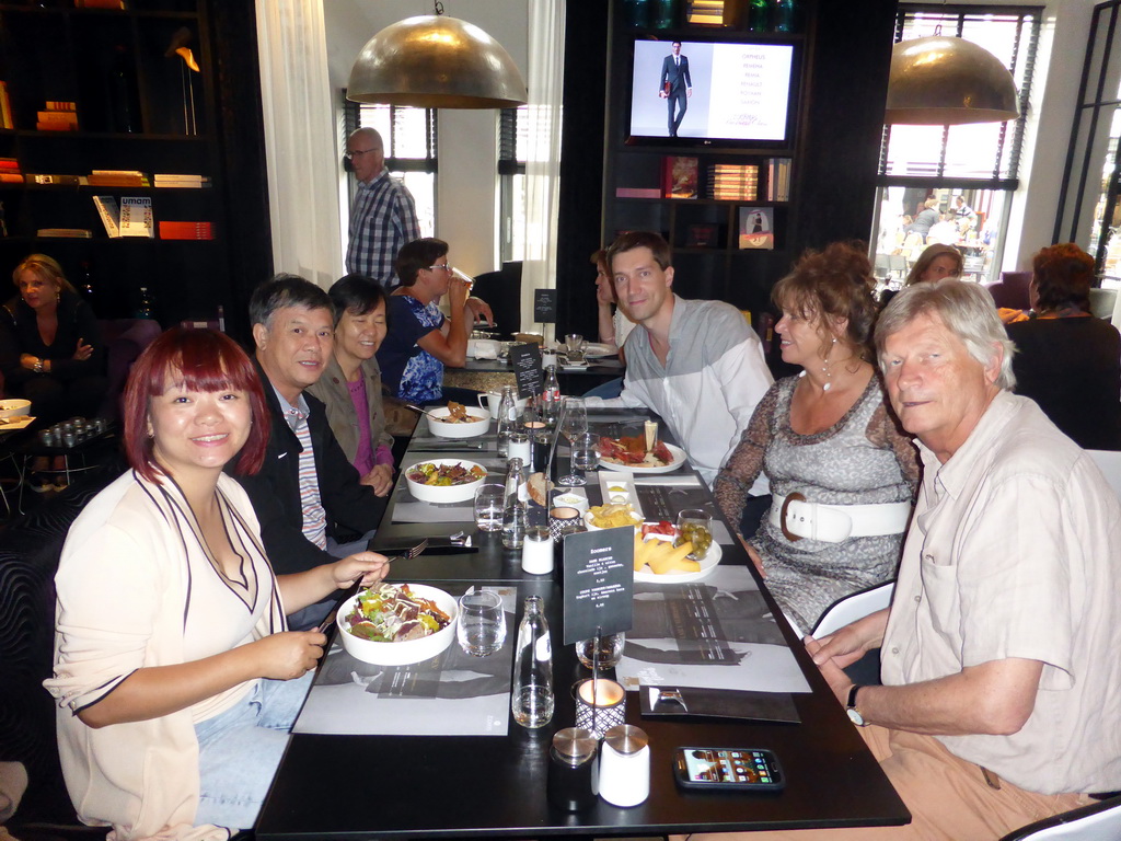 Tim, Miaomiao, Kees, Marja and Miaomiao`s parents at the Zoomers Fashion Café at the Kerkstraat street