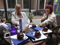 Miaomiao and Kees at the De Druif café at the Kolperstraat street