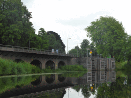 The Groote Hekel sluice and the Singelgracht canal, viewed from the tour boat