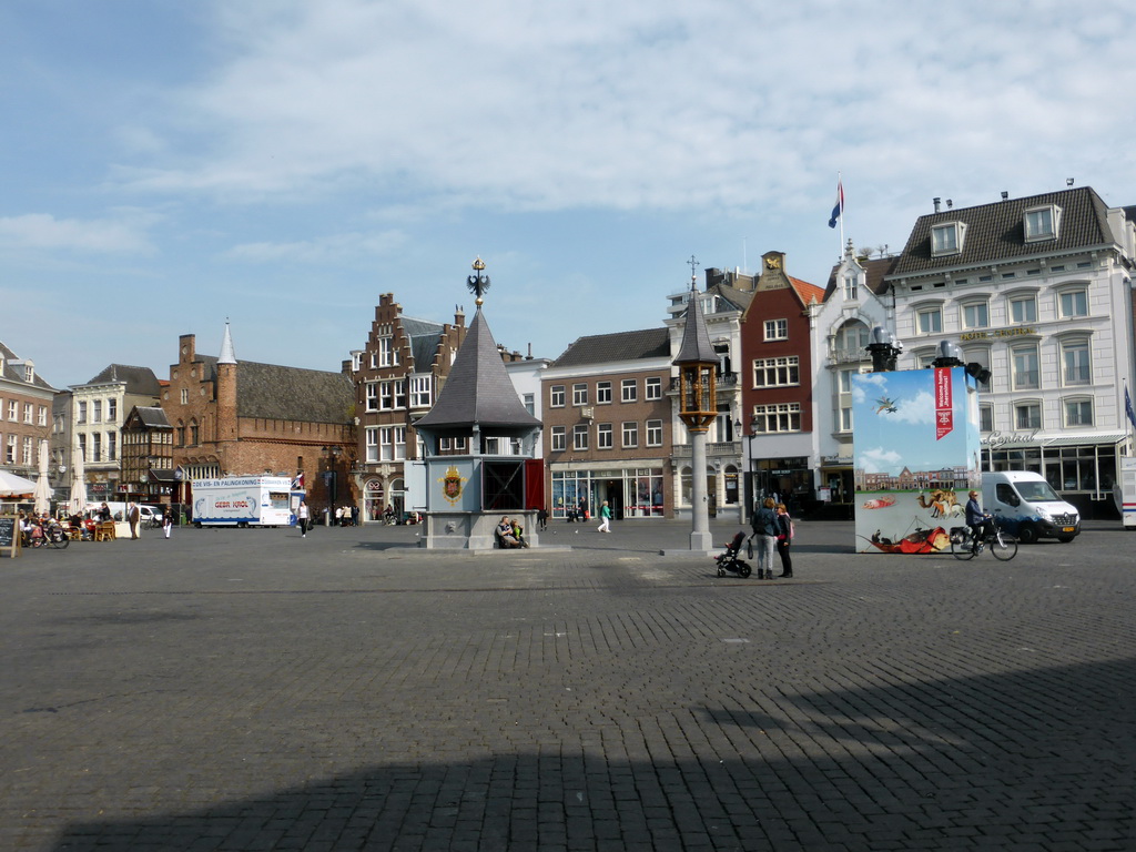 The Markt square with the Puthuis and Onze Lieve Vrouwehuisje structures, a poster of the Jeroen Bosch Year and the Moriaan building