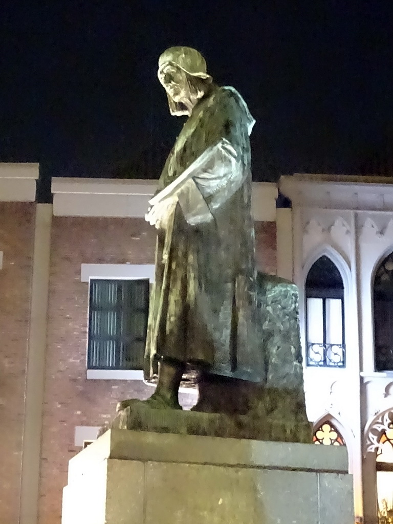 Statue of Hieronymus Bosch at the Market square, by night