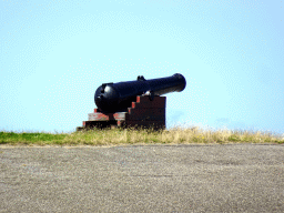 Cannon at the Zeepromenade street, viewed from the first floor of the ferry to Texel