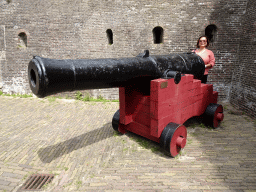 Miaomiao with a cannon at the moat of Fort Kijkduin