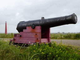 Cannon at the east side of Fort Kijkduin, with a view on the Lange Jaap Lighthouse