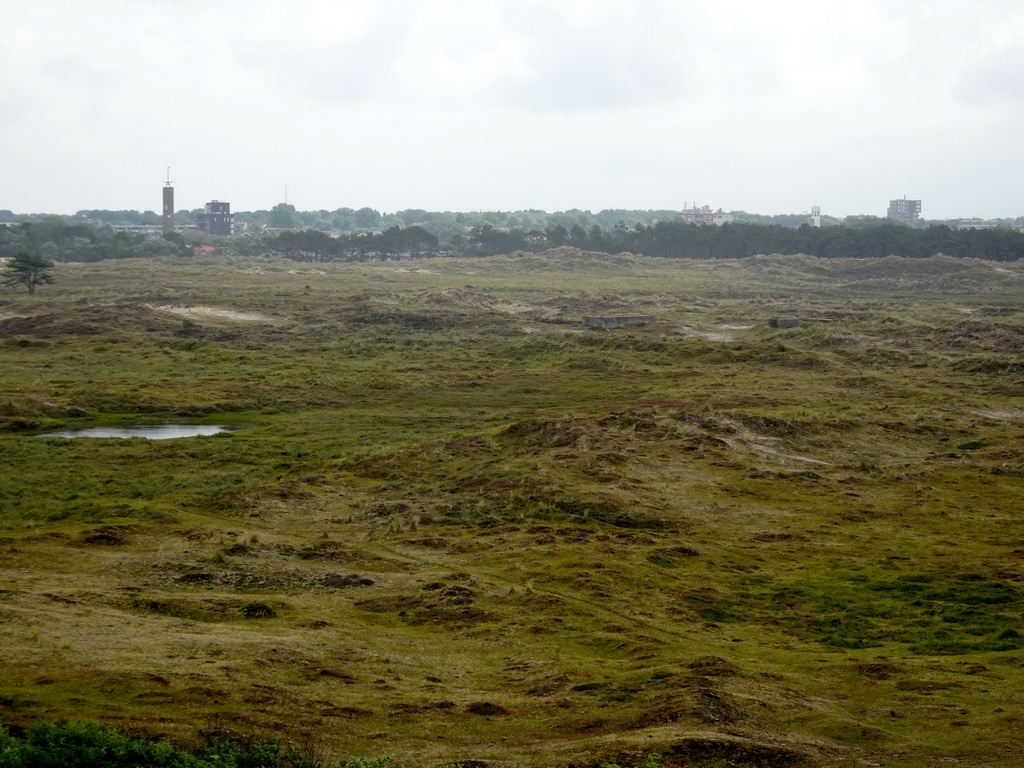 The dunes at the southeast side of Fort Kijkduin, with the tower of the Duinkerk building at the Jan Verfailleweg road