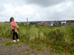 Miaomiao at the east side of Fort Kijkduin, with a view on the Lange Jaap Lighthouse