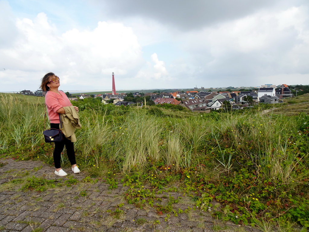Miaomiao at the east side of Fort Kijkduin, with a view on the Lange Jaap Lighthouse