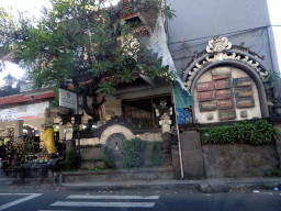 Front of the Banjar Tengah Sesetan temple at the Jalan Raya Sesetan street, viewed from the taxi from Nusa Dua to Gianyar