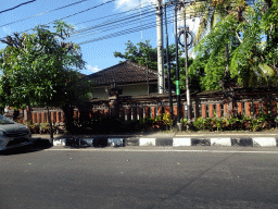 Building at the Jalan Hayam Wuruk street, viewed from the taxi from Nusa Dua to Gianyar