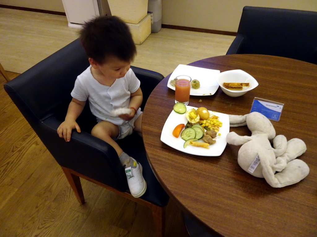 Max eating at the business class lounge of KLM at Ngurah Rai International Airport