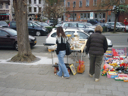 Miaomiao looking at a street stall at the Avenue Winston Churchill