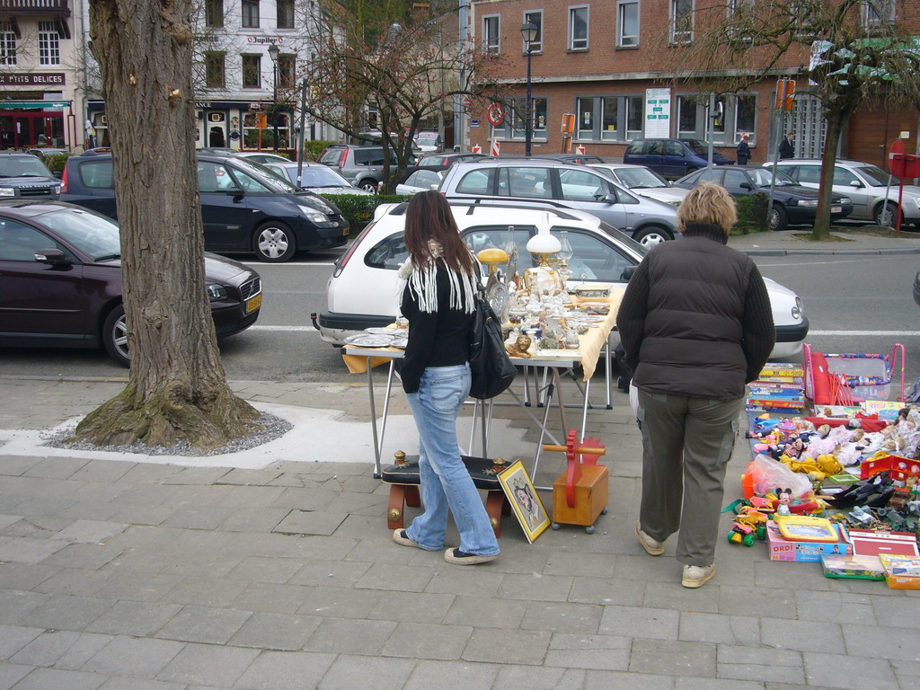 Miaomiao looking at a street stall at the Avenue Winston Churchill