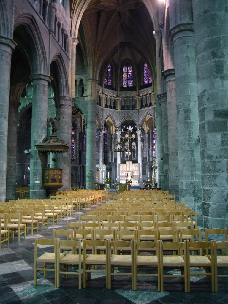 Nave, pulpit, apse and altar of the Notre Dame de Dinant church