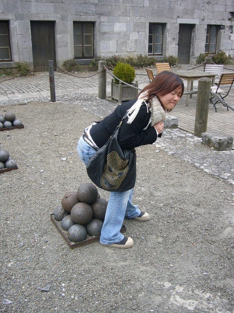 Miaomiao with cannon balls at the Citadel of Dinant