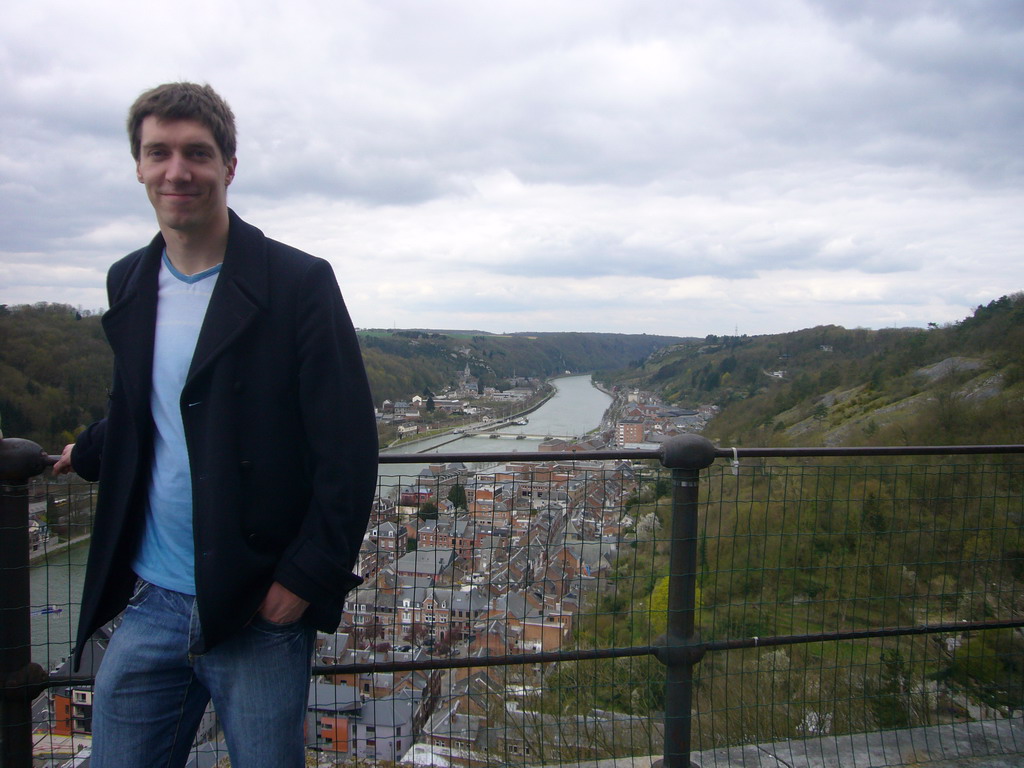 Tim at the Citadel of Dinant, with a view on the city center with a sluice at the Meuse river