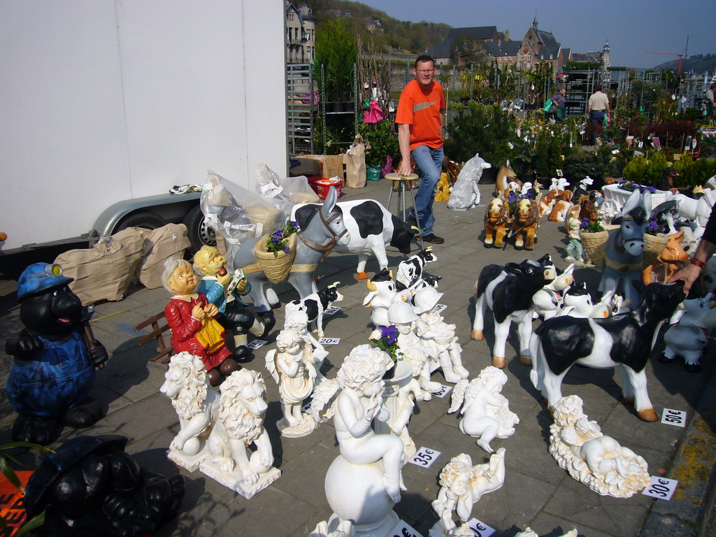 Statuettes at the flower market at the Avenue Winston Churchill