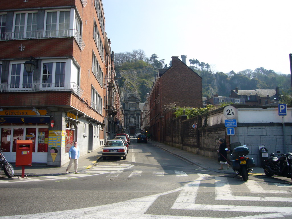 The Rue du Palais de Justice street with the front of the Dinant Courthouse, viewed from the Avenue Winston Churchill