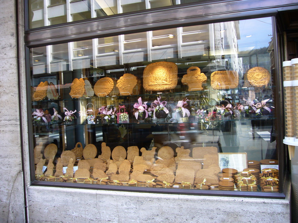 Cookies in the window of Patisserie Jacobs at the Rue Grande street