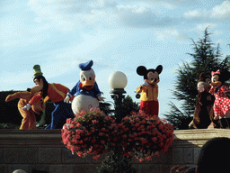 Goofy, Pluto, Donald, Mickey, Chip and Minnie on the Central Stage, at Disneyland Park