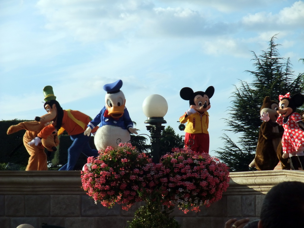 Goofy, Pluto, Donald, Mickey, Chip and Minnie on the Central Stage, at Disneyland Park
