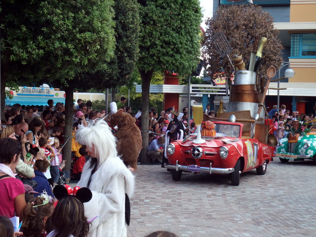 Emile and Cruella De Vil in Disney`s Stars `n` Cars parade, at the Production Courtyard of Walt Disney Studios Park