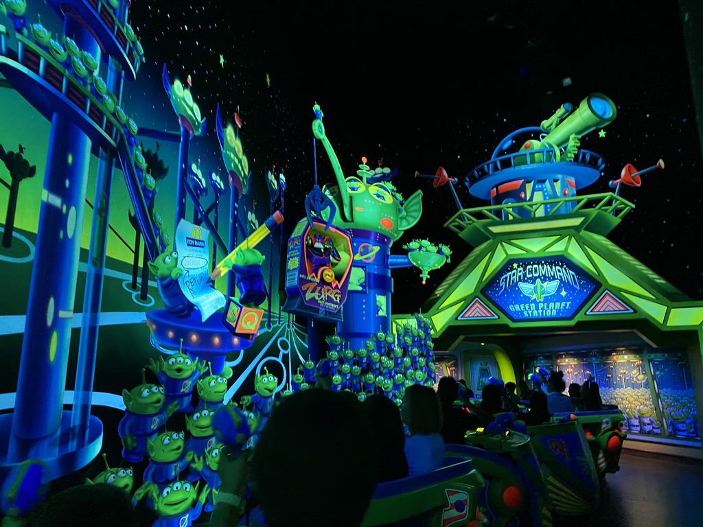 Miaomiao and Max with statues of Little Green Men and Evil Emperor Zurg at the Buzz Lightyear Laser Blast attraction at Discoveryland at Disneyland Park