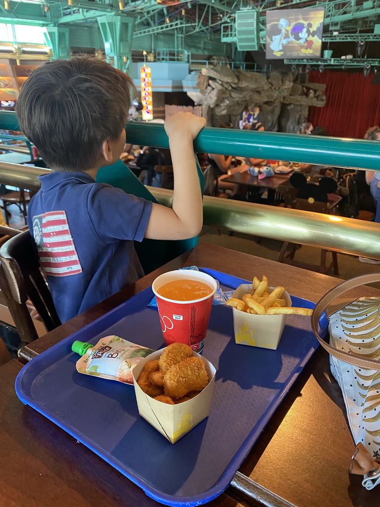 Max having lunch at the Café Hyperion restaurant at Discoveryland at Disneyland Park