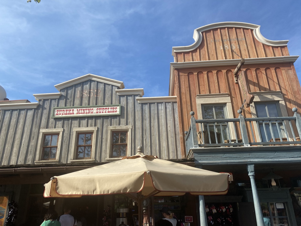 Facade of the Thunder Mesa Mercantile Building at Frontierland at Disneyland Park