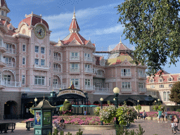 Front of the Disneyland Hotel at Disneyland Park