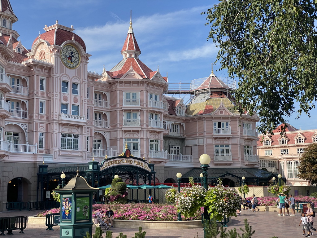 Front of the Disneyland Hotel at Disneyland Park