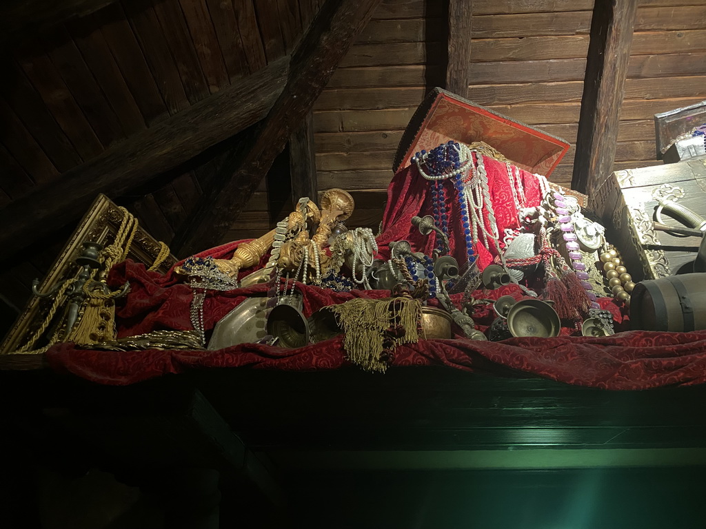 Treasure at the Le Coffre du Capitaine store at Adventureland at Disneyland Park, by night