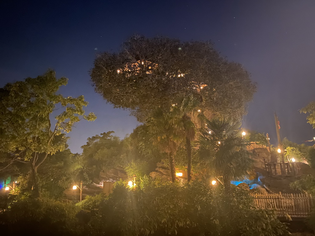 The La Cabane des Robinson attraction at the Adventure Isle at Adventureland at Disneyland Park, by night