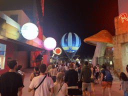 The Disney Village street and the PanoraMagique hot air balloon at the Lac Buena Vista lake, by night