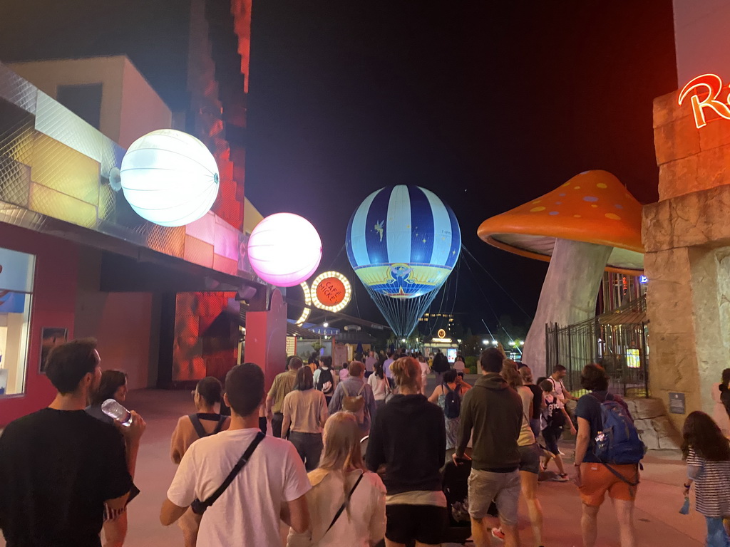 The Disney Village street and the PanoraMagique hot air balloon at the Lac Buena Vista lake, by night